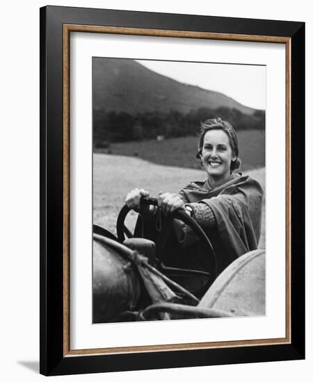 Land Girls WWII-Robert Hunt-Framed Photographic Print