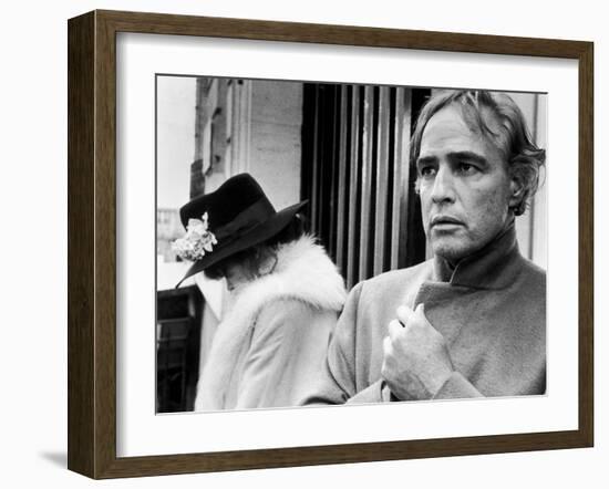 LAST TANGO IN PARIS, 1972 directed by BERNADO BERTOLUCCI Maria Schneider and Marlon Brando (b/w pho-null-Framed Photo