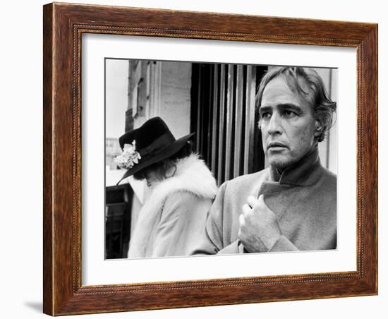 LAST TANGO IN PARIS, 1972 directed by BERNADO BERTOLUCCI Maria Schneider and Marlon Brando (b/w pho-null-Framed Photo