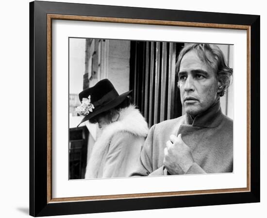 LAST TANGO IN PARIS, 1972 directed by BERNADO BERTOLUCCI Maria Schneider and Marlon Brando (b/w pho-null-Framed Photo