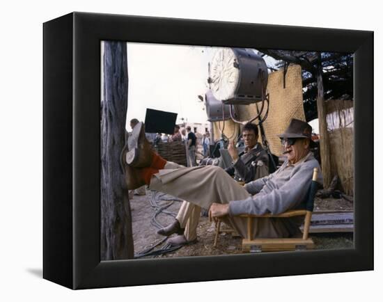 Laurence Harvey and John Ford sur le tournage du film Alamo by JohnWayne, 1960 (photo)-null-Framed Stretched Canvas