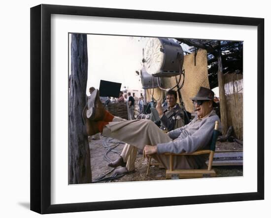 Laurence Harvey and John Ford sur le tournage du film Alamo by JohnWayne, 1960 (photo)-null-Framed Photo