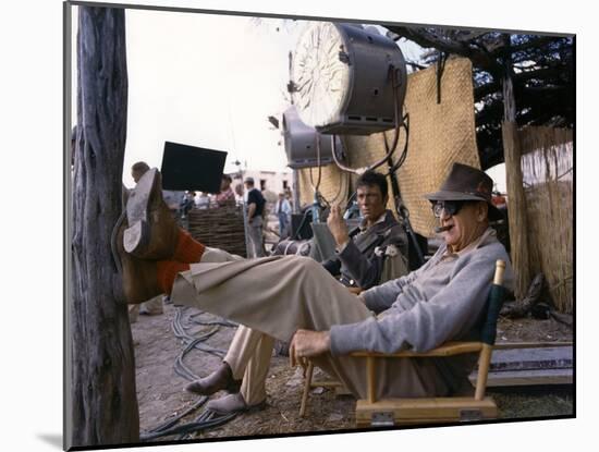 Laurence Harvey and John Ford sur le tournage du film Alamo by JohnWayne, 1960 (photo)-null-Mounted Photo