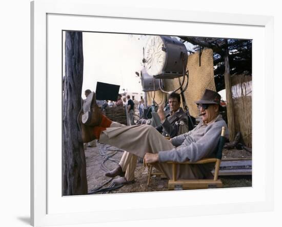 Laurence Harvey and John Ford sur le tournage du film Alamo by JohnWayne, 1960 (photo)-null-Framed Photo