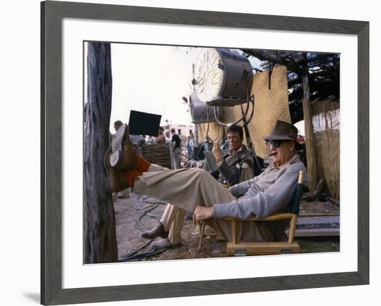 Laurence Harvey and John Ford sur le tournage du film Alamo by JohnWayne, 1960 (photo)-null-Framed Photo