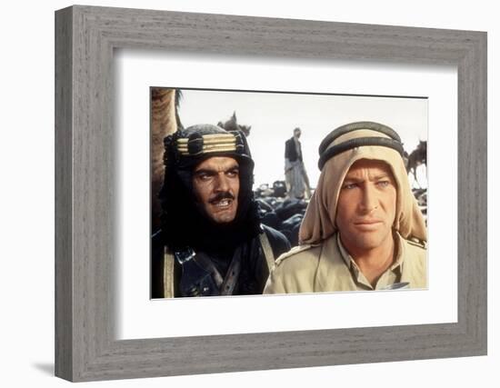 Lawrence d'Arabie LAWRENCE OF ARABIA by David Lean with Peter O'Toole, Omar Sharif, 1962 kaffiyeh k-null-Framed Photo