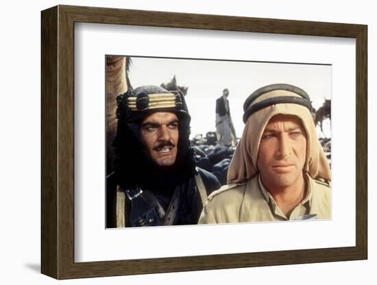 Lawrence d'Arabie LAWRENCE OF ARABIA by David Lean with Peter O'Toole, Omar Sharif, 1962 kaffiyeh k-null-Framed Photo