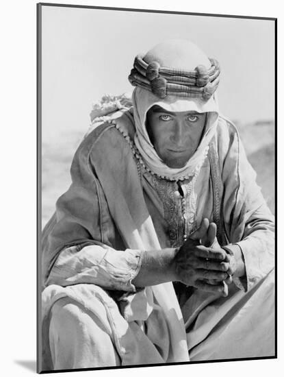 Lawrence d'Arabie LAWRENCE OF ARABIA by DavidLean with Peter O'Toole, 1962 (b/w photo)-null-Mounted Photo