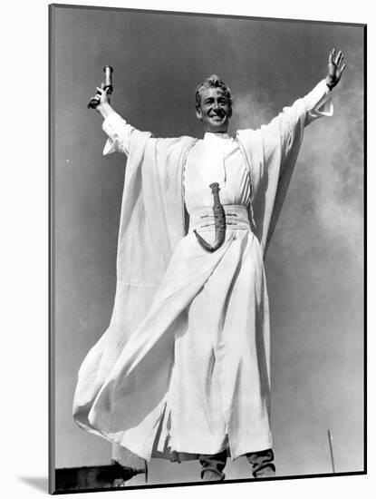 Lawrence of Arabia, Peter O'Toole, 1962, Victory Stance-null-Mounted Photo