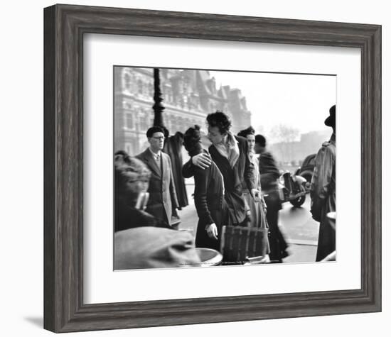 Le Baiser de l'Hotel de Ville, Paris, 1950-Robert Doisneau-Framed Art Print