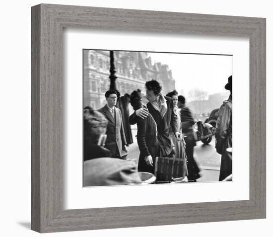 Le Baiser de l'Hotel de Ville, Paris, 1950-Robert Doisneau-Framed Art Print