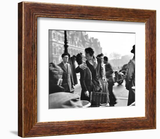 Le Baiser de l'Hotel de Ville, Paris, 1950-Robert Doisneau-Framed Art Print