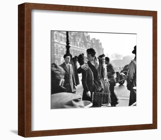 Le Baiser de l'Hotel de Ville, Paris, 1950-Robert Doisneau-Framed Art Print