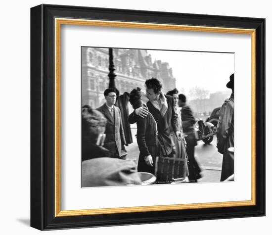 Le Baiser de l'Hotel de Ville, Paris, 1950-Robert Doisneau-Framed Art Print