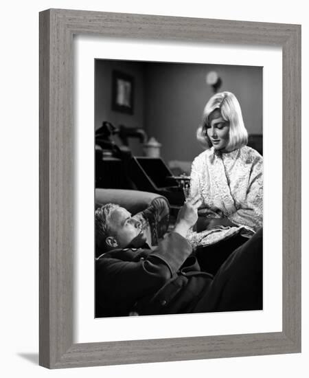 Le bal des maudits THE YOUNG LIONS by Edward Dmytryk with Marlon Brando and May Britt, 1958 (b/w ph-null-Framed Photo