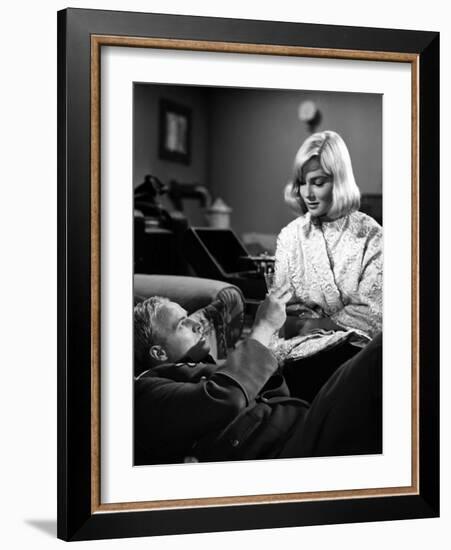 Le bal des maudits THE YOUNG LIONS by Edward Dmytryk with Marlon Brando and May Britt, 1958 (b/w ph-null-Framed Photo