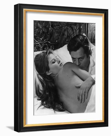 Le Bel Antonio by MauroBolognini with Claudia Cardinale and Marcello Mastroianni, 1960 (b/w photo)-null-Framed Photo