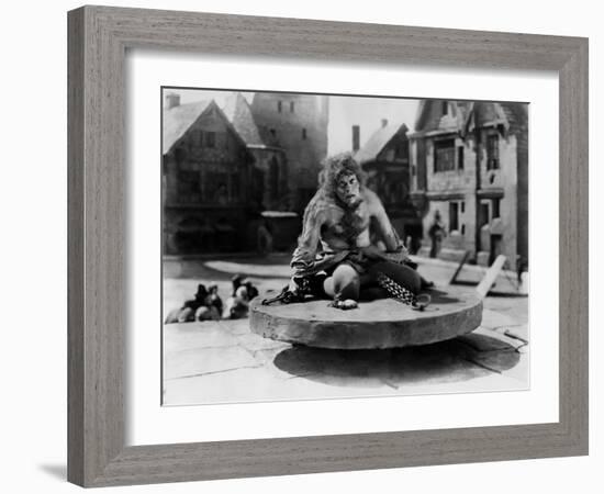 Le bossu by Notre Dame THE HUNCHBACK OF NOTRE DAME by WallaceWorsley with Lon Chaney Sr (Quasimodo)-null-Framed Photo