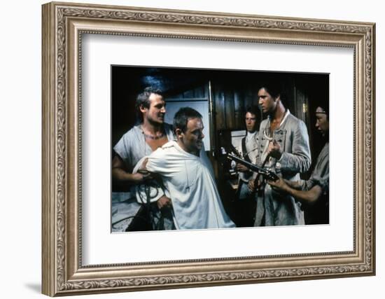 Le Bounty by Roger Donaldson with Liam Neeson, Mel Gibson and Anthony Hopkins, 1984 (photo)-null-Framed Photo