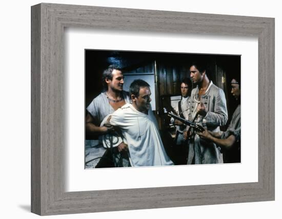 Le Bounty by Roger Donaldson with Liam Neeson, Mel Gibson and Anthony Hopkins, 1984 (photo)-null-Framed Photo