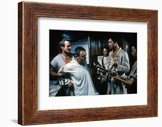 Le Bounty by Roger Donaldson with Liam Neeson, Mel Gibson and Anthony Hopkins, 1984 (photo)-null-Framed Photo