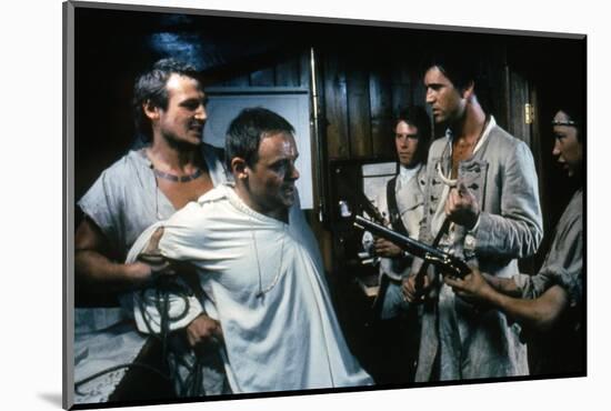 Le Bounty by Roger Donaldson with Liam Neeson, Mel Gibson and Anthony Hopkins, 1984 (photo)-null-Mounted Photo