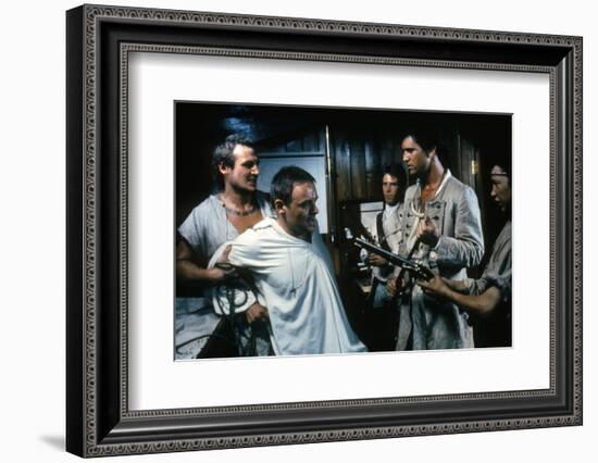 Le Bounty by Roger Donaldson with Liam Neeson, Mel Gibson and Anthony Hopkins, 1984 (photo)-null-Framed Photo