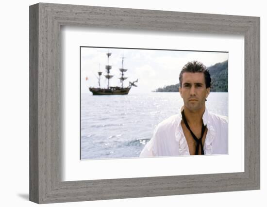 Le Bounty by Roger Donaldson with Mel Gibson, 1984 (photo)-null-Framed Photo