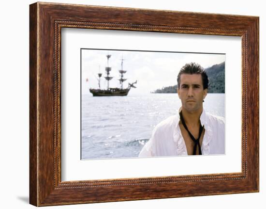 Le Bounty by Roger Donaldson with Mel Gibson, 1984 (photo)-null-Framed Photo