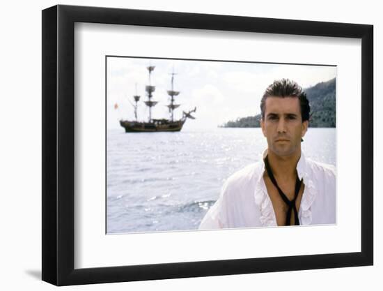 Le Bounty by Roger Donaldson with Mel Gibson, 1984 (photo)-null-Framed Photo