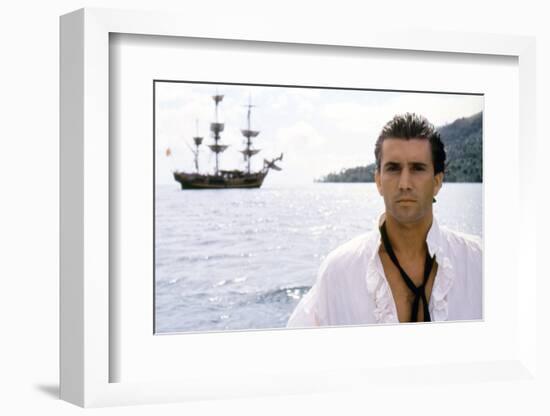 Le Bounty by Roger Donaldson with Mel Gibson, 1984 (photo)-null-Framed Photo