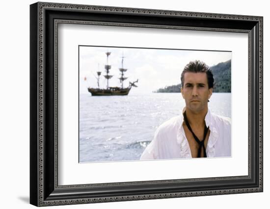 Le Bounty by Roger Donaldson with Mel Gibson, 1984 (photo)-null-Framed Photo