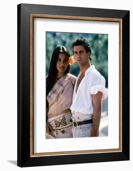 Le Bounty by Roger Donaldson with Wi Kuki Kaa and Mel Gibson, 1984 (photo)-null-Framed Photo