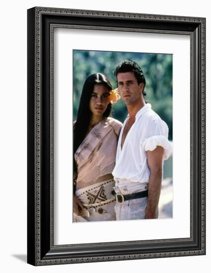 Le Bounty by Roger Donaldson with Wi Kuki Kaa and Mel Gibson, 1984 (photo)-null-Framed Photo