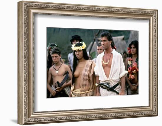 Le Bounty by Roger Donaldson with Wi Kuki Kaa and Mel Gibson, 1984 (photo)-null-Framed Photo