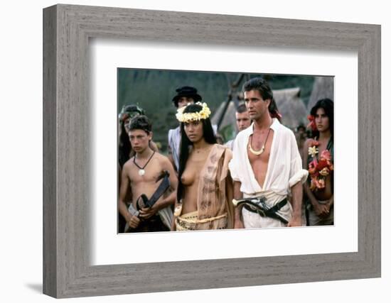 Le Bounty by Roger Donaldson with Wi Kuki Kaa and Mel Gibson, 1984 (photo)-null-Framed Photo