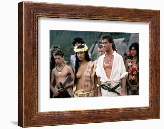 Le Bounty by Roger Donaldson with Wi Kuki Kaa and Mel Gibson, 1984 (photo)-null-Framed Photo