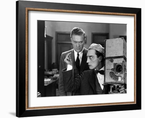 le cameraman (the cameraman) by Edward Sedgwick with Buster Keaton, 1928 (b/w photo)-null-Framed Photo