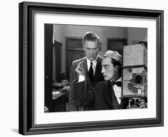 le cameraman (the cameraman) by Edward Sedgwick with Buster Keaton, 1928 (b/w photo)-null-Framed Photo