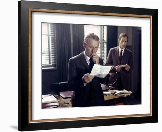 LE CERCLE ROUGE, 1970 directed by JEAN-PIERRE MELVILLE Bourvil (photo)-null-Framed Photo