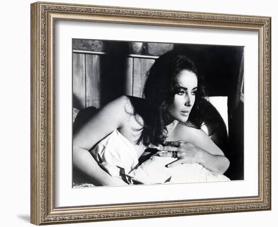 Le Chevalier des Sables THE SANDPIPER by Vincente Minnelli with Elizabeth Taylor, 1965 (b/w photo)-null-Framed Photo