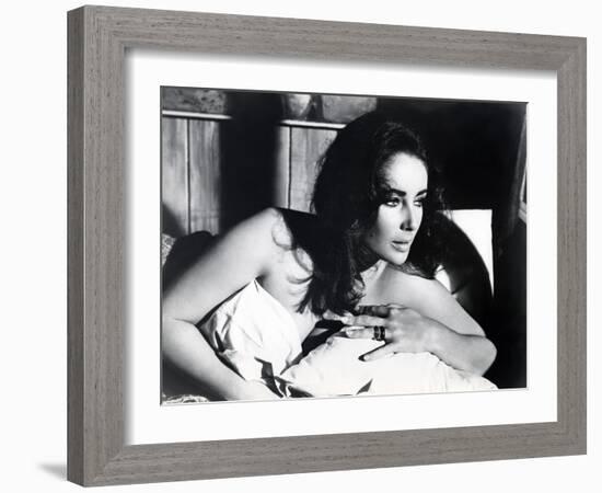 Le Chevalier des Sables THE SANDPIPER by Vincente Minnelli with Elizabeth Taylor, 1965 (b/w photo)-null-Framed Photo