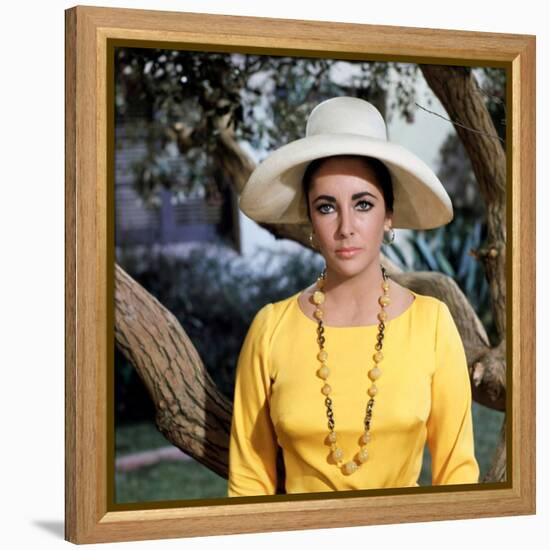 Le Chevalier des Sables THE SANDPIPER by Vincente Minnelli with Elizabeth Taylor, 1965 (photo)-null-Framed Stretched Canvas