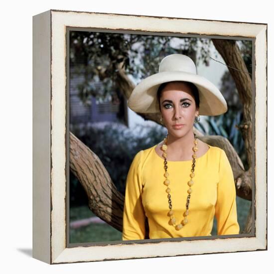Le Chevalier des Sables THE SANDPIPER by Vincente Minnelli with Elizabeth Taylor, 1965 (photo)-null-Framed Stretched Canvas