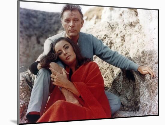 Le Chevalier des Sables THE SANDPIPER by Vincente Minnelli with Richard Burton and Elizabeth Taylor-null-Mounted Photo