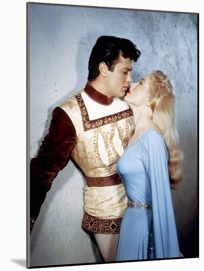 Le Chevalier du Roi BLACK SHIELD OF FALWORTH Rudolph Mate with Tony Curtis and Janet Leigh, 1954 (p-null-Mounted Photo