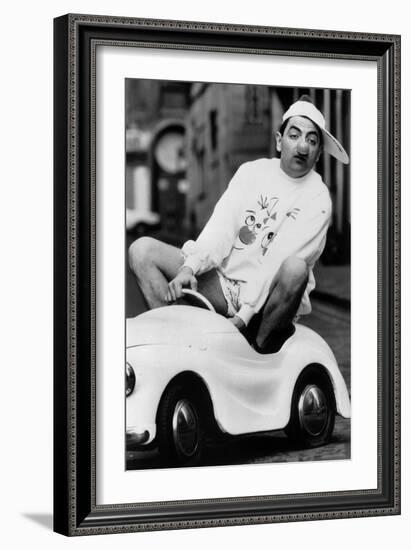 Le Comedien Britannique Rowan Atkinson Portant Un Nez De Clown Dans Une Voiture Pour Enfants-null-Framed Photo