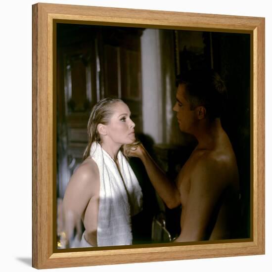 Le crepuscule des aigles (THE BLUE MAX) by JohnGuillermin with George Peppard and Ursula Andress, 1-null-Framed Stretched Canvas