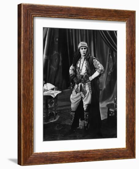 Le fils du Cheik The son of the Sheik by GeorgeFitzmaurice with Rudolph Valentino, 1926 (b/w photo)-null-Framed Photo