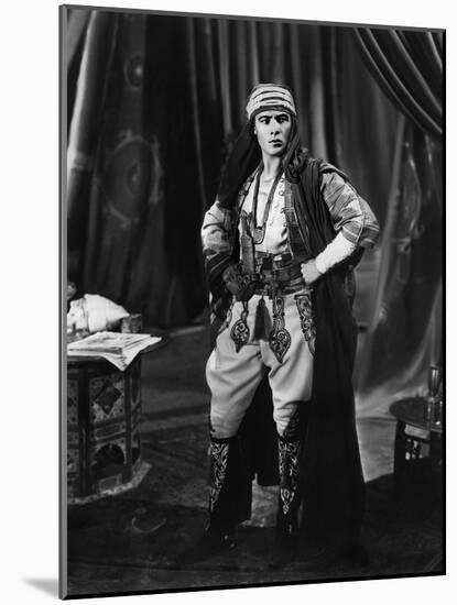 Le fils du Cheik The son of the Sheik by GeorgeFitzmaurice with Rudolph Valentino, 1926 (b/w photo)-null-Mounted Photo